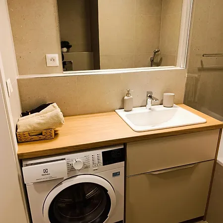 Metropolis Apartment, Free Parking, Center, Self Check-in * Bratislava